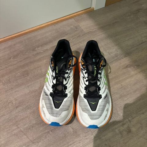 Hoka tecton x2, str 44