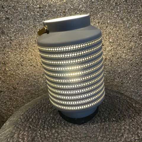 Grå lampe selges