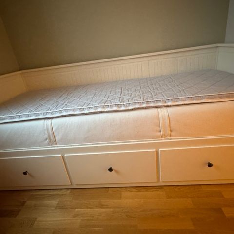 Hemnes dagseng m/2 madrasser. Fungerer som enkel/dobbel seng og sofa