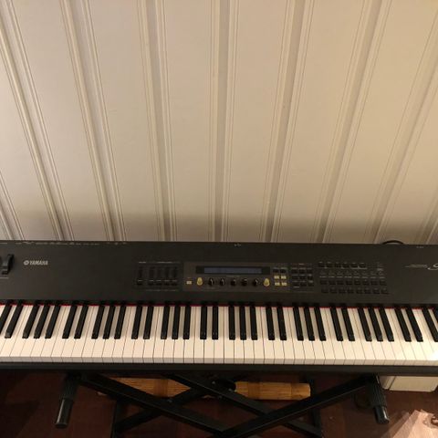 Yamaha S80 keyboard med stativ, krakk og bag