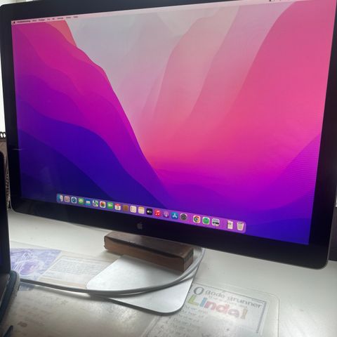 Apple Led Cinema Display 24”  late 2008