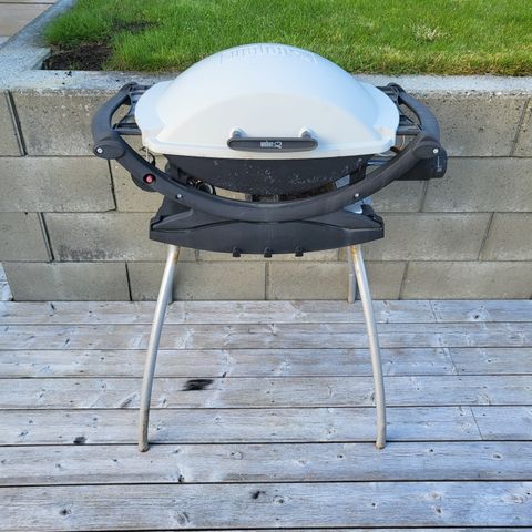 Weber Q2000 med stativ selges