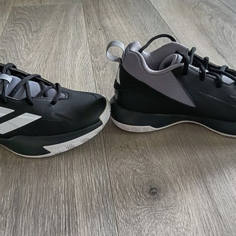 Adidas Cross 'em Up Basketballsko
 St. 38⅔