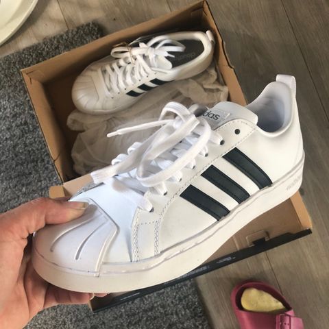 Adidas sko hvite med sorte striper i str 39,1/3