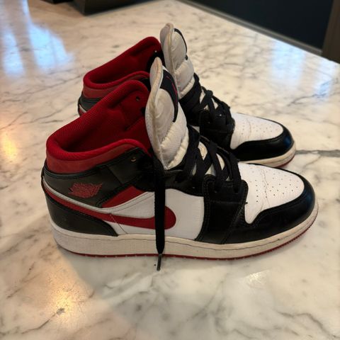 Kule Air Jordan 1 MID sko til salgs