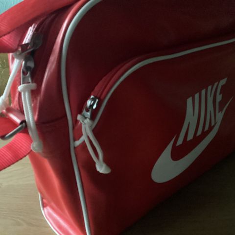 🟥 Lekker knall rød Nike skulderbag / skulderveske / skolebag 🟥