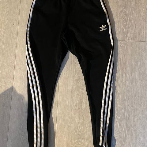 2 x adidas 3 stripe svarte joggebukser 450,- for begge