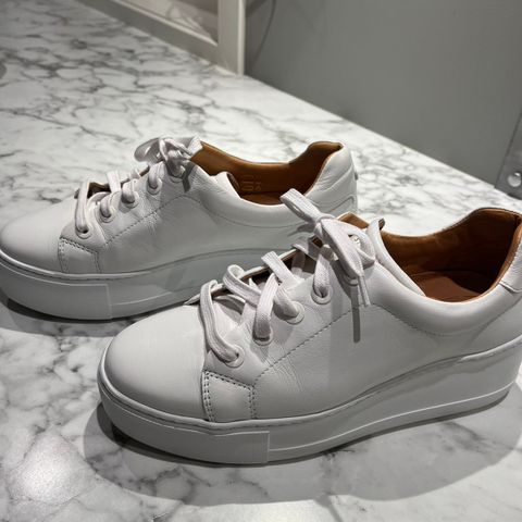 Pent brukte sneakers fra STOCKHOLM DESIGN GROUP