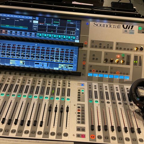 Soundcraft VI1 med 16/8 stagerack