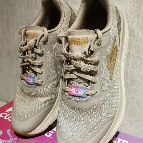 Skecher max cushioning glam snekker med leopard detaljer