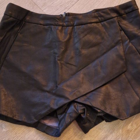 Skjørt m shorts! Imitert skinn