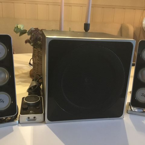 Logitech Z4 høytalere og subwoofer. Frakt med Postnord 69kr 😊