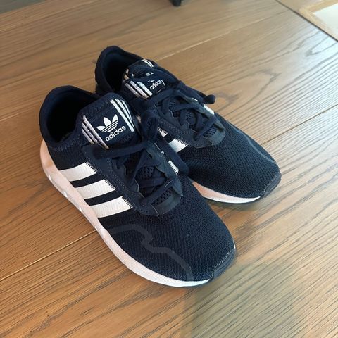 Adidas joggesko str 35