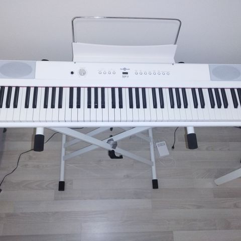 Selger elektrisk piano.