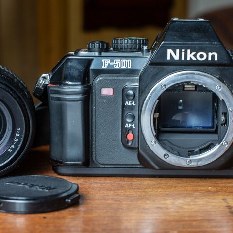 NIKON F-501 kamera + NIKKOR af35-70mm zoom autofocus objektiv+utstyr