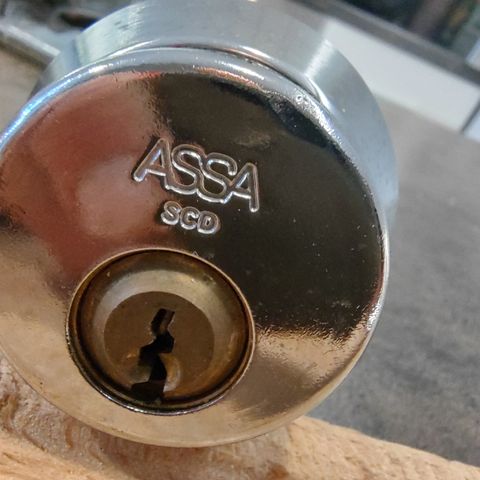 Assa 2000 låskasse, sikkerhetslås med to sylindere og manuell vrider. Høyre.