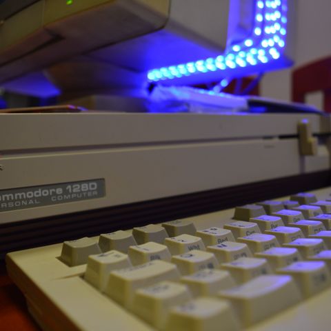 Commodore 128D kjøpes