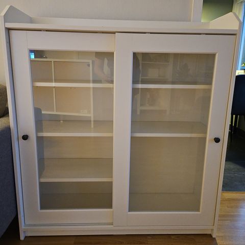 Fint Hauga vitrineskap fra Ikea selges