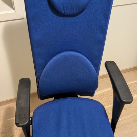 Ergonomisk stol med bord