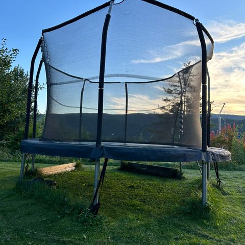 RESERVERT Oval trampoline (3,7mx4,9m) GIS BORT MOT DEMONTERING OG HENTING