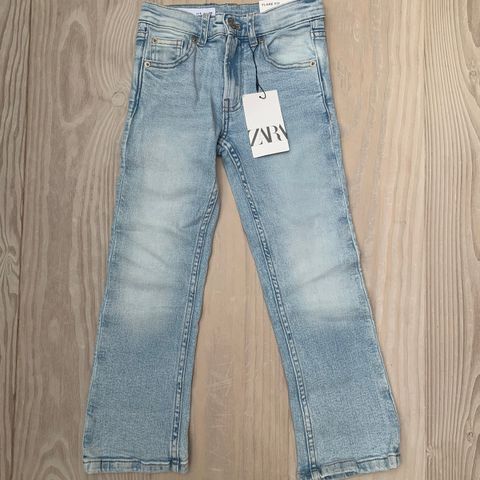 Nye flare fit jeans fra Zara. Str 128