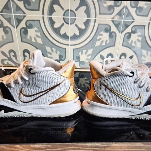 Nike Kyrie 7 NBA Final Rings Str. 43 (små i størrelsen)