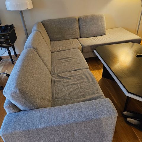 Komfortabel sofa med sjeselongdel