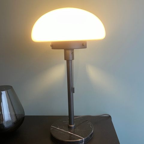 Bordlampe svart - 30,6x30,6x55 cm /KID