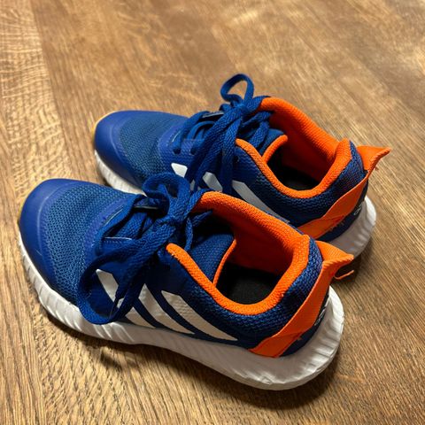 Joggesko Adidas str 30