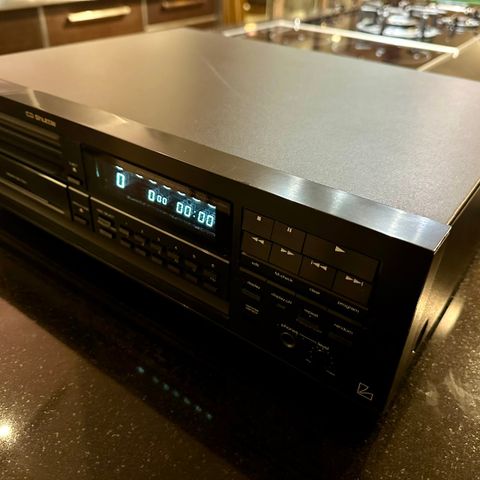 Restaurert Luxman DC-114 CD spiller med CD veksler for 6 CD