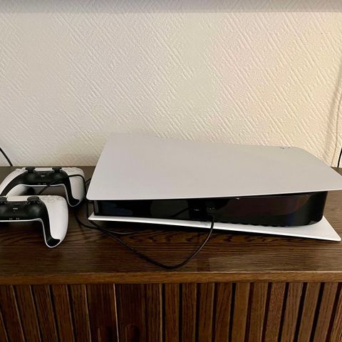 PlayStation 5 - PS5 + 2 kontrollere, kvittering, boks. Må hentes i Stavanger.