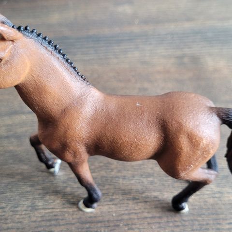 Brun hest fra Schleich (leke, figur)