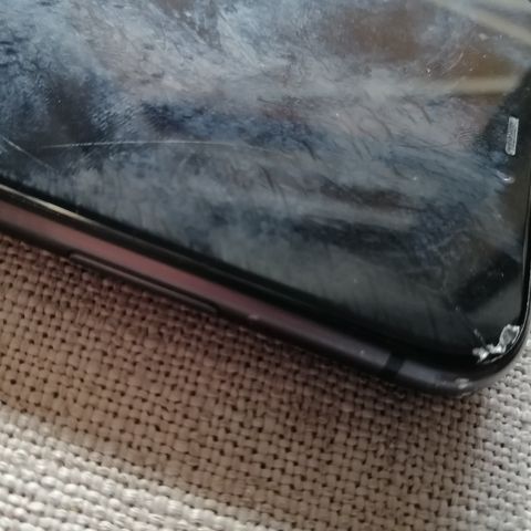 I phone 11 felfri og 80% batteri