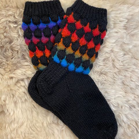 Fargerike hjemmestrikkede sokker ullsokker strikkesokker raggsokker 🧶🧦