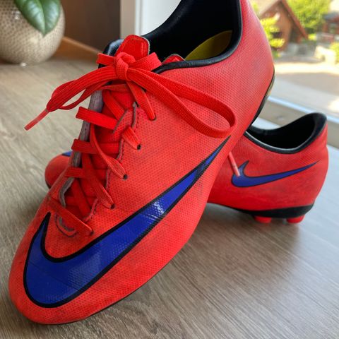 Nike fotballsko, brukt 1 sesong - Strl 34 (33)