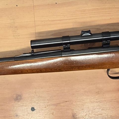 Remington salongrifle med kikkertsikte