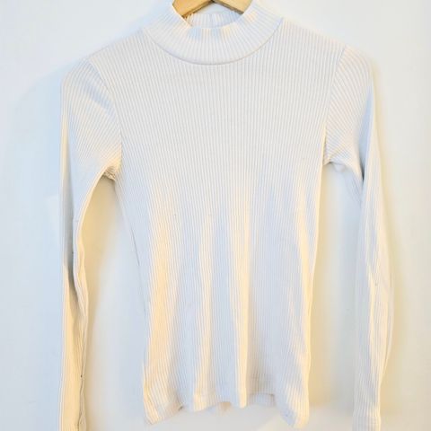 Hvit turtleneck fra uniqlo med lav hals