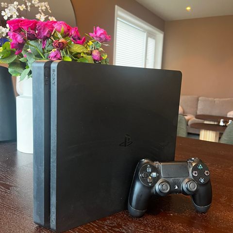 PlayStation 4 slim til salgs (nesten ikke brukt)