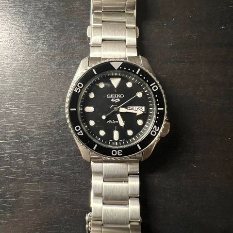 Seiko 5 Sports sort/stål Ø43 mm SRPD55K1