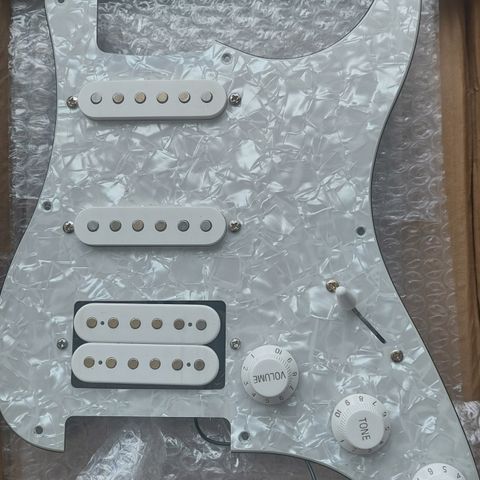 Loaded HSS pickguard til strat + Squier neck plate