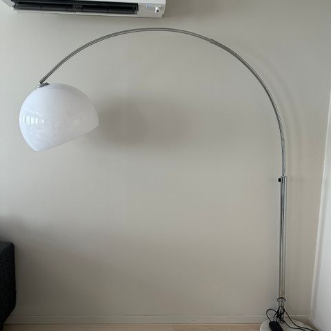 Gulvlampe med marmor-fot