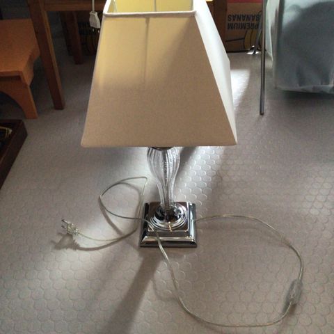 Bordlampe selges