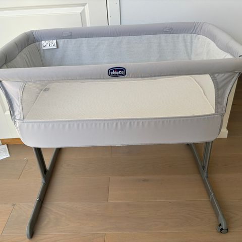 Chicco next2me Bedside Crib, Grå.