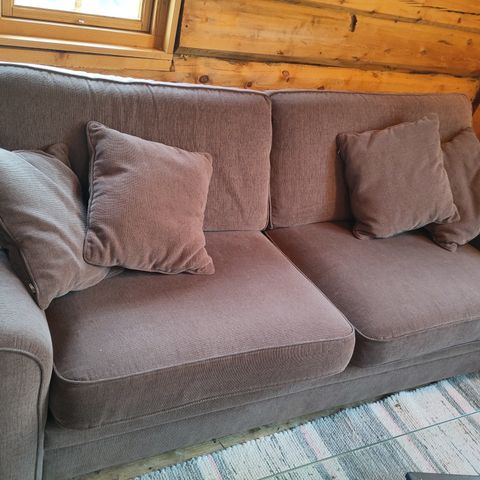 Brun sofa treseter og toseter. Merke: formfin