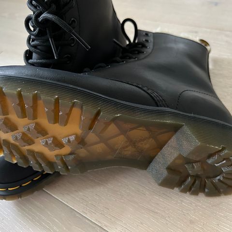 Nye svarte Dr. Martens vinterstøvletter