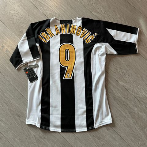 Juventus 2004-05 Zlatan Ibrahimovic BNWT drakt selges