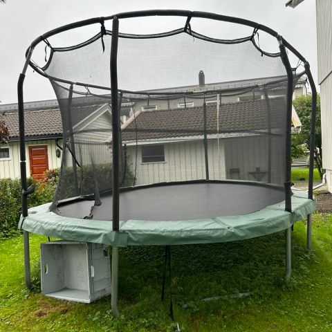 Jumping king trampoline