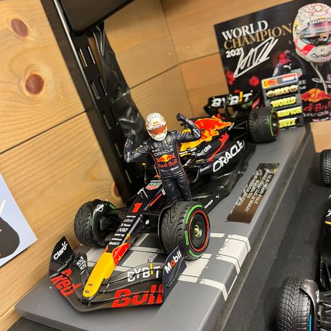 Minichamps 1:18 RedBull Max Verstappen RB18 verdensmester 2022