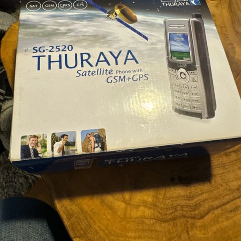 Thuraya satellittelefon selges.