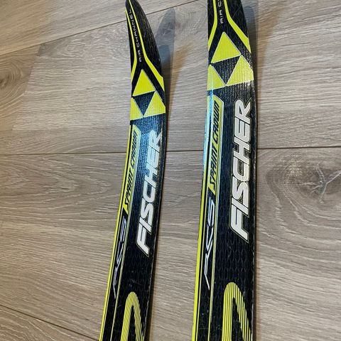 Pent brukte langrennsski fra Fischer 140 cm og 2 par staver 100 cm selges!